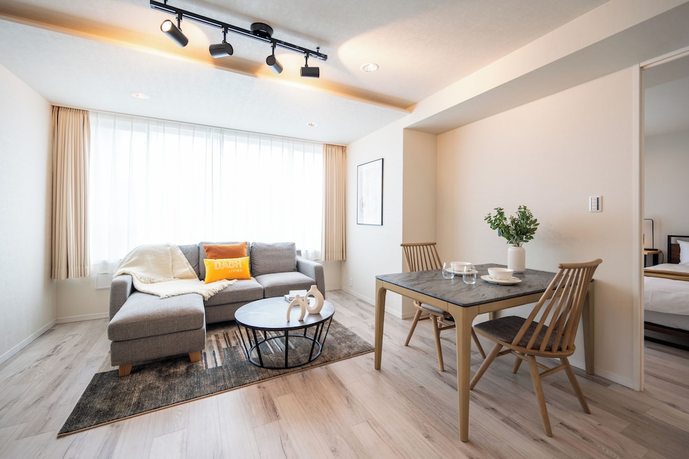 デラックス アパートメント リビング エリア0 | Dash Living Minami Azabu