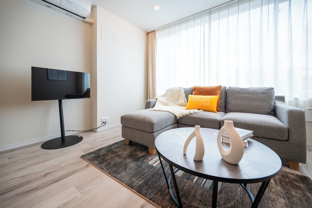 デラックス アパートメント リビング エリア2 | Dash Living Minami Azabu