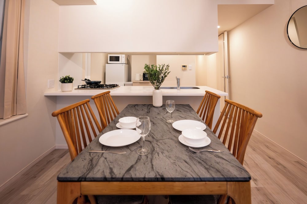 プレミアム アパートメント 禁煙 (307) 客室内のダイニングエリア0 | Dash Living Minami Azabu