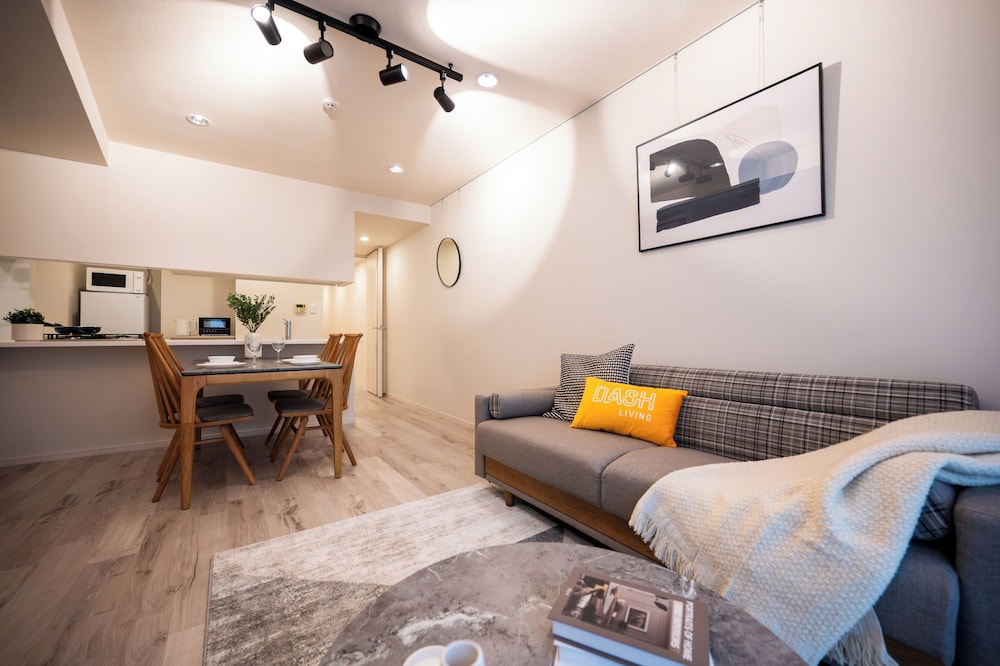 プレミアム アパートメント 禁煙 (307) リビング エリア1 | Dash Living Minami Azabu