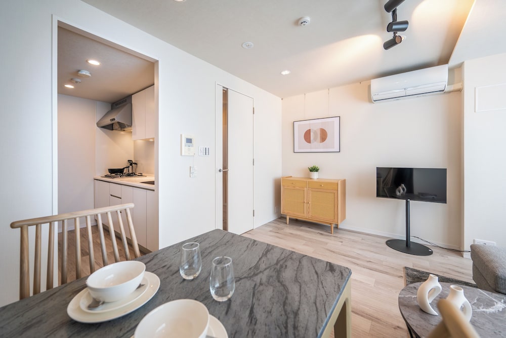 デラックス アパートメント リビング エリア1 | Dash Living Minami Azabu