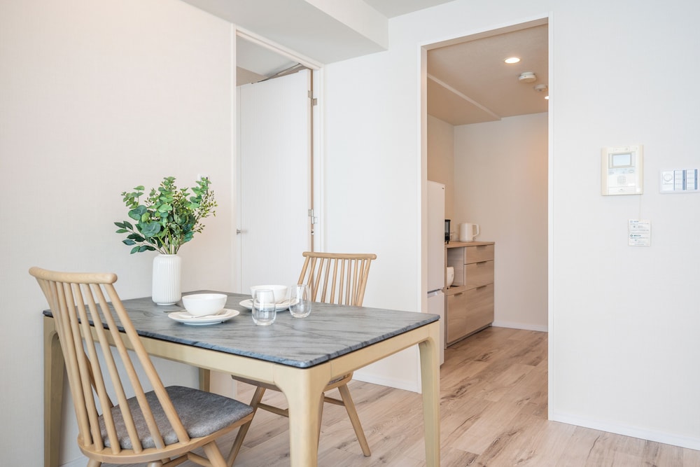 デラックス アパートメント 客室内のダイニングエリア1 | Dash Living Minami Azabu