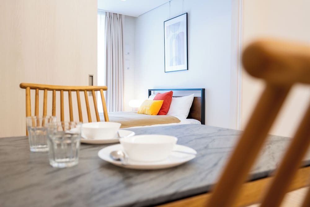 ジュニア アパートメント 禁煙 (606) 客室内のダイニングエリア0 | Dash Living Minami Azabu