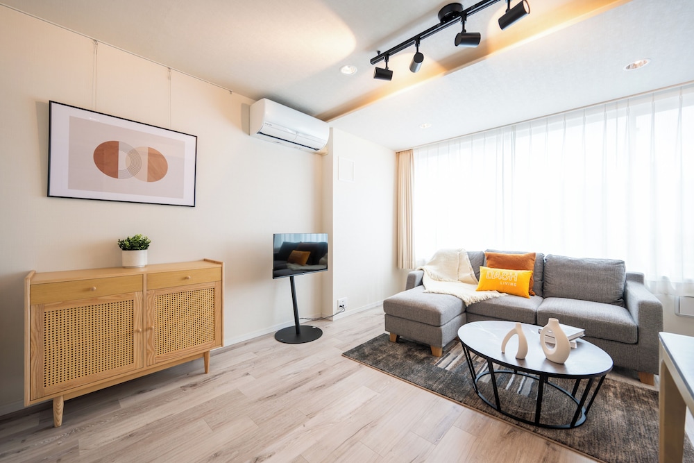 デラックス アパートメント リビング エリア3 | Dash Living Minami Azabu