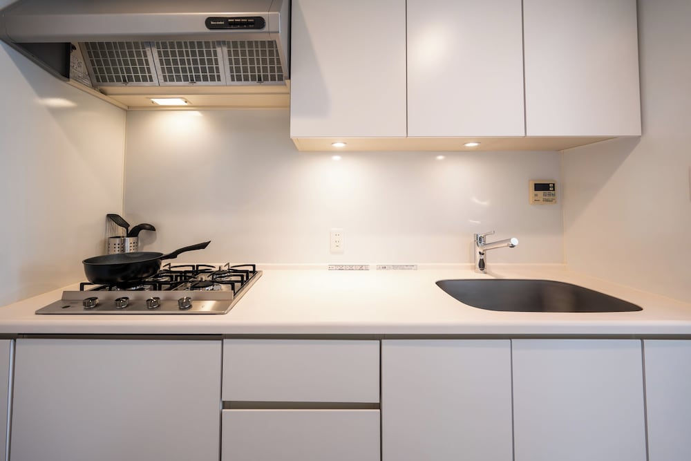 デラックス アパートメント 専用キッチン1 | Dash Living Minami Azabu
