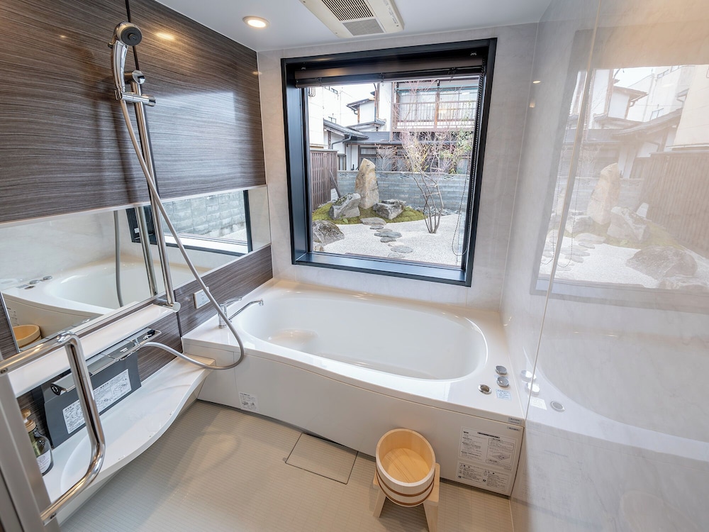 ハウス ガーデンビュー バスルーム0 | 飛騨まちやど 石庭の宿