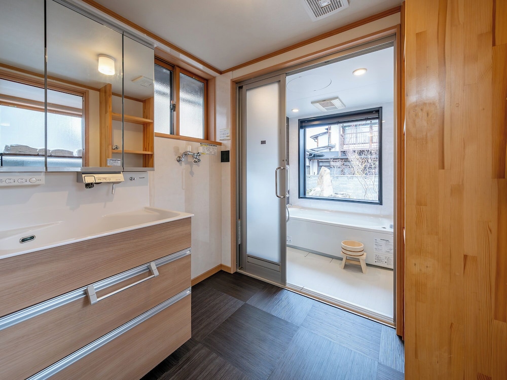 ハウス ガーデンビュー バスルーム1 | 飛騨まちやど 石庭の宿