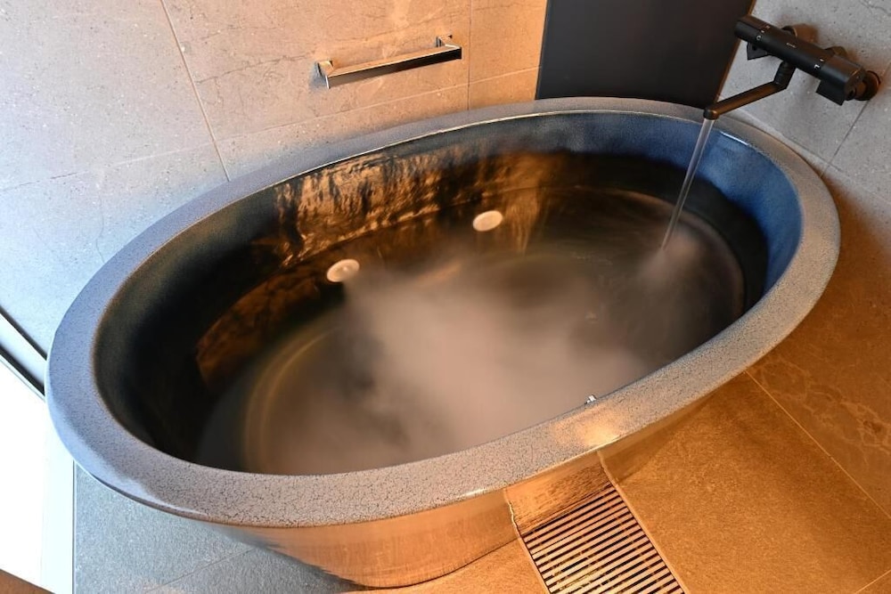 プレミア 4 人部屋 サウナ バスルーム1 | 清水エリートテラス