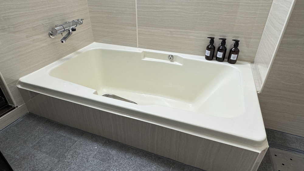 コンフォート トリプルルーム バスルーム1 | RUKA 天王寺ホテル