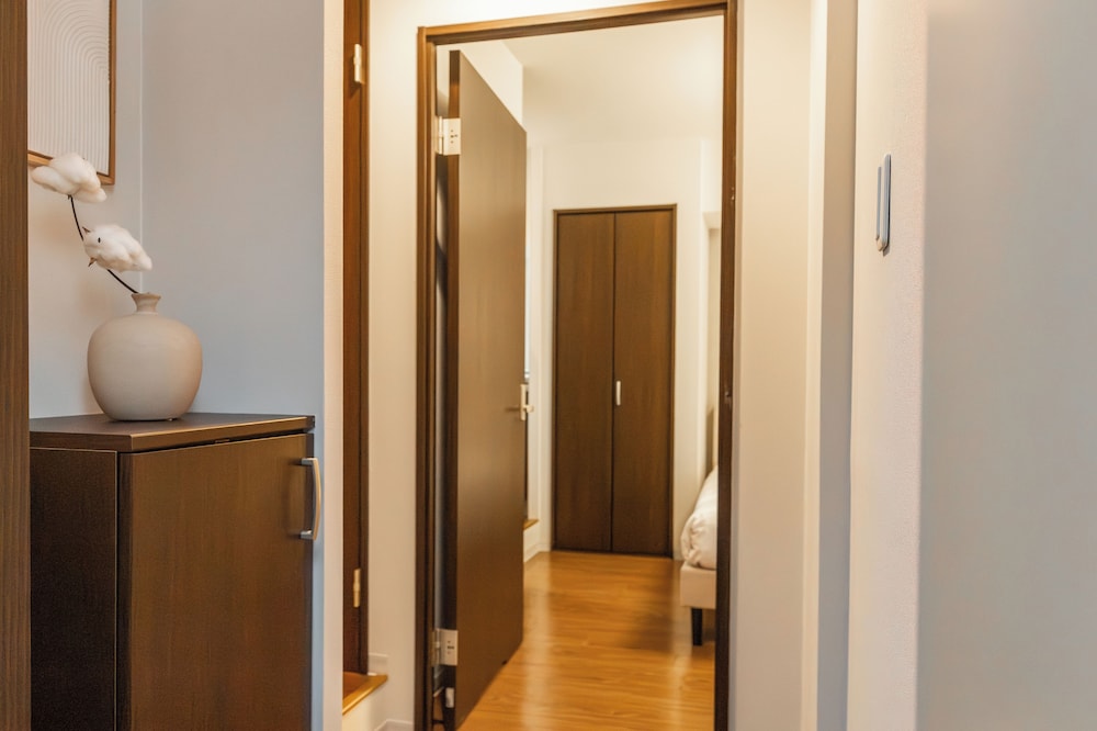 コンフォート アパートメント ダブルベッド 2 台 禁煙 キッチン 内装1 | BR KUJO - セルフチェックインのみ