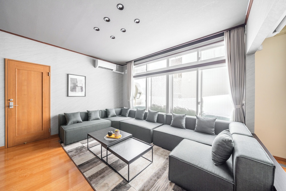 アパートメント リビング エリア1 | E-US SAKAEDORI HOUSE