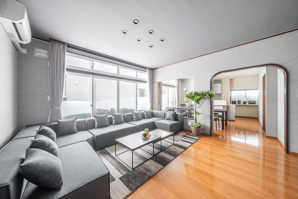 アパートメント リビング エリア2 | E-US SAKAEDORI HOUSE