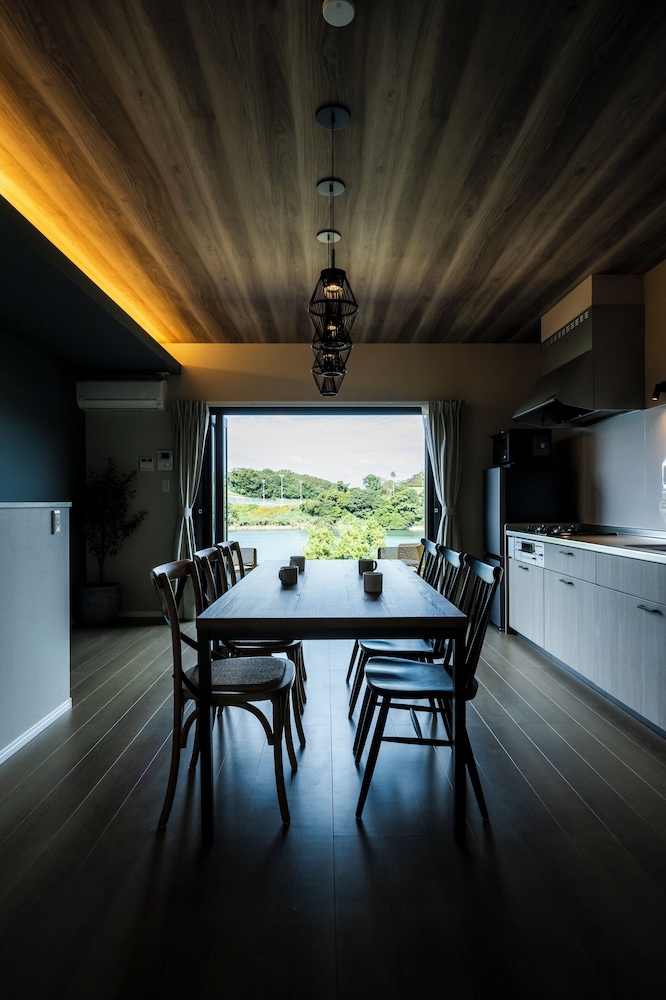 コンフォート ヴィラ 2 ベッドルーム シービュー 客室内のダイニングエリア5 | Seaside Villa N+