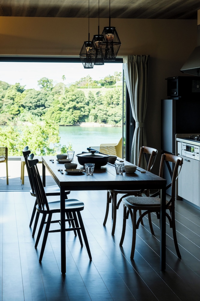 コンフォート ヴィラ 2 ベッドルーム シービュー 客室内のダイニングエリア1 | Seaside Villa N+