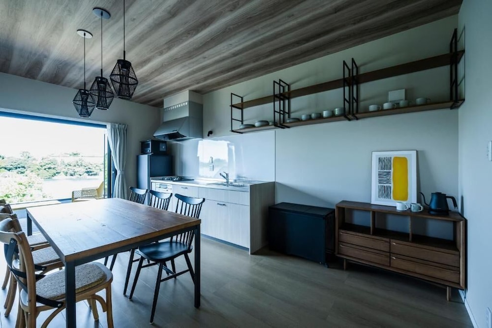 コンフォート ヴィラ 2 ベッドルーム シービュー 客室内のダイニングエリア0 | Seaside Villa N+