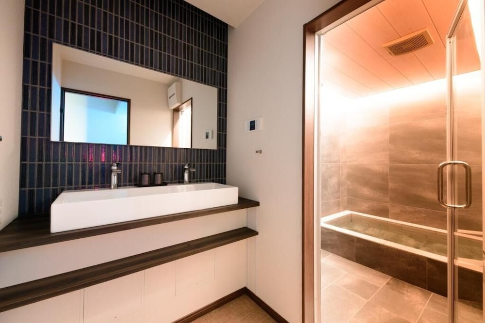 デザイン ヴィラ 3 ベッドルーム バスルーム1 | 四季の彩 箱根彫刻の森