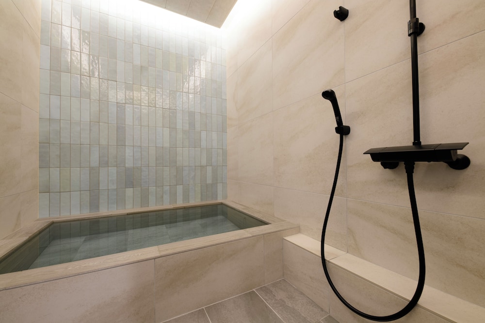 デザイン ヴィラ 2 ベッドルーム バスルーム1 | 四季の彩 箱根彫刻の森