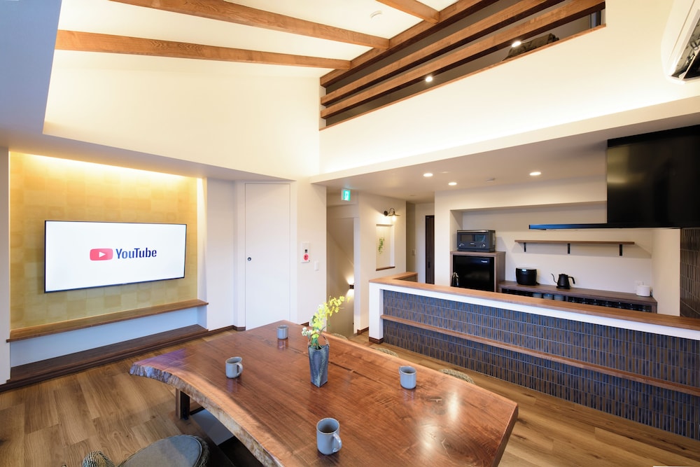 デザイン ヴィラ 3 ベッドルーム 客室内のダイニングエリア6 | 四季の彩 箱根彫刻の森