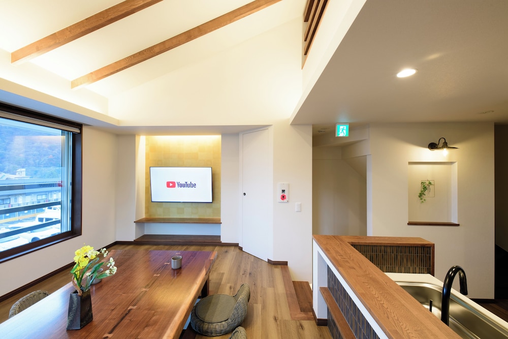 デザイン ヴィラ 3 ベッドルーム 客室内のダイニングエリア4 | 四季の彩 箱根彫刻の森