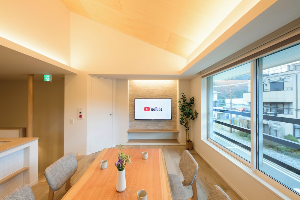 デザイン ヴィラ 2 ベッドルーム 客室内のダイニングエリア3 | 四季の彩 箱根彫刻の森