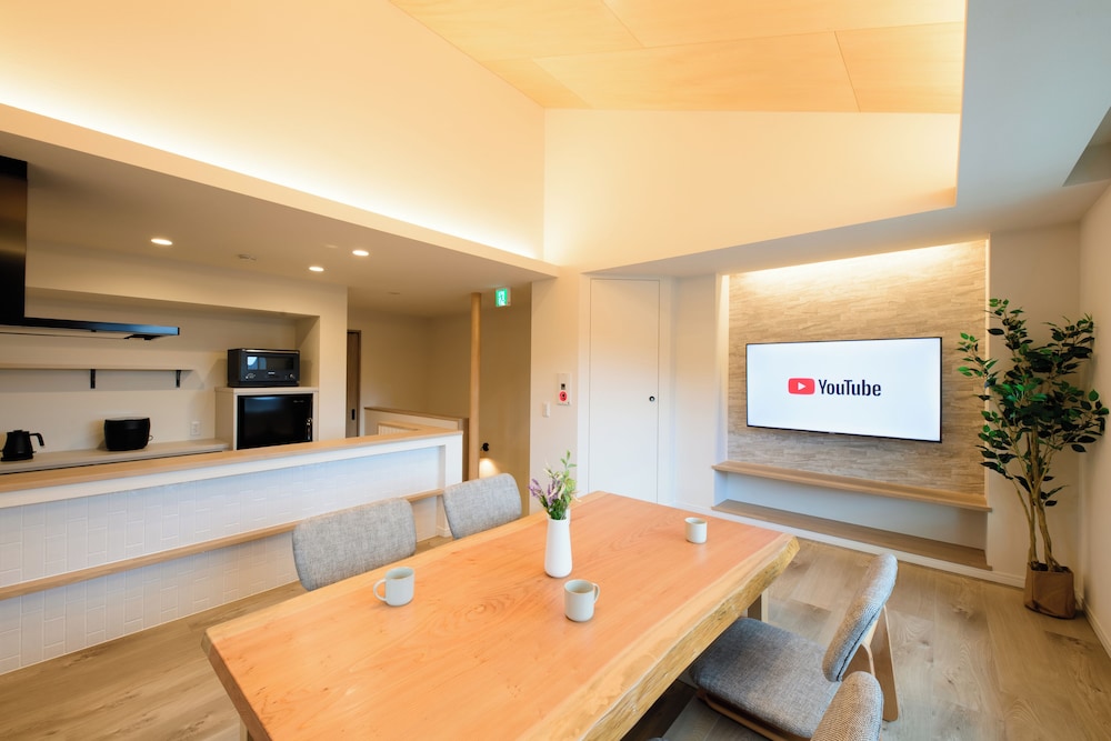 デザイン ヴィラ 2 ベッドルーム 客室内のダイニングエリア0 | 四季の彩 箱根彫刻の森