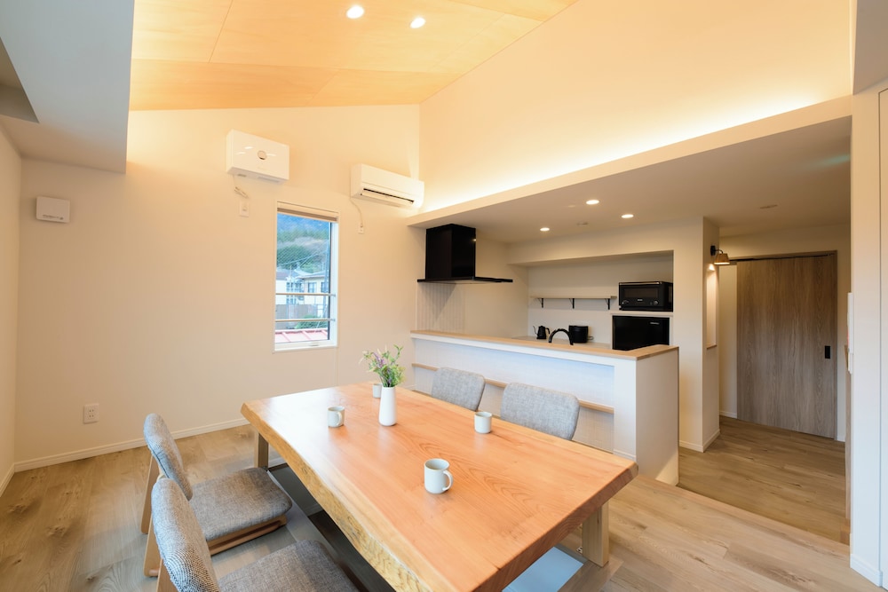 デザイン ヴィラ 2 ベッドルーム 客室内のダイニングエリア2 | 四季の彩 箱根彫刻の森