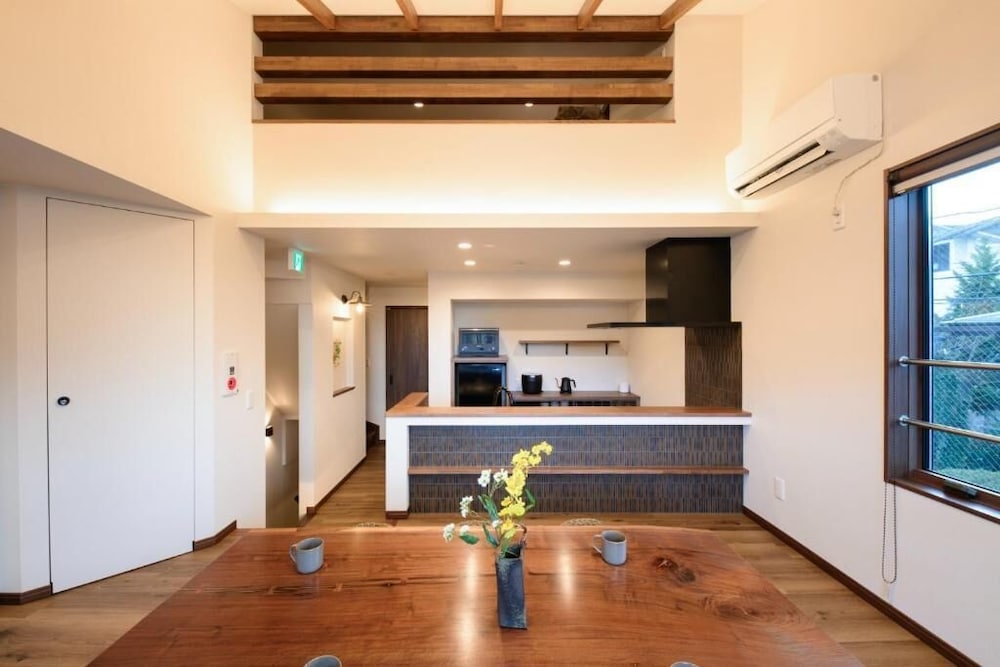 デザイン ヴィラ 3 ベッドルーム 客室内のダイニングエリア1 | 四季の彩 箱根彫刻の森