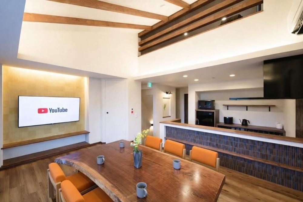 デザイン ヴィラ 3 ベッドルーム 客室内のダイニングエリア0 | 四季の彩 箱根彫刻の森