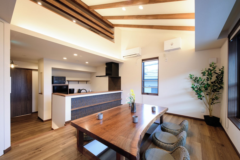 デザイン ヴィラ 3 ベッドルーム 客室内のダイニングエリア3 | 四季の彩 箱根彫刻の森