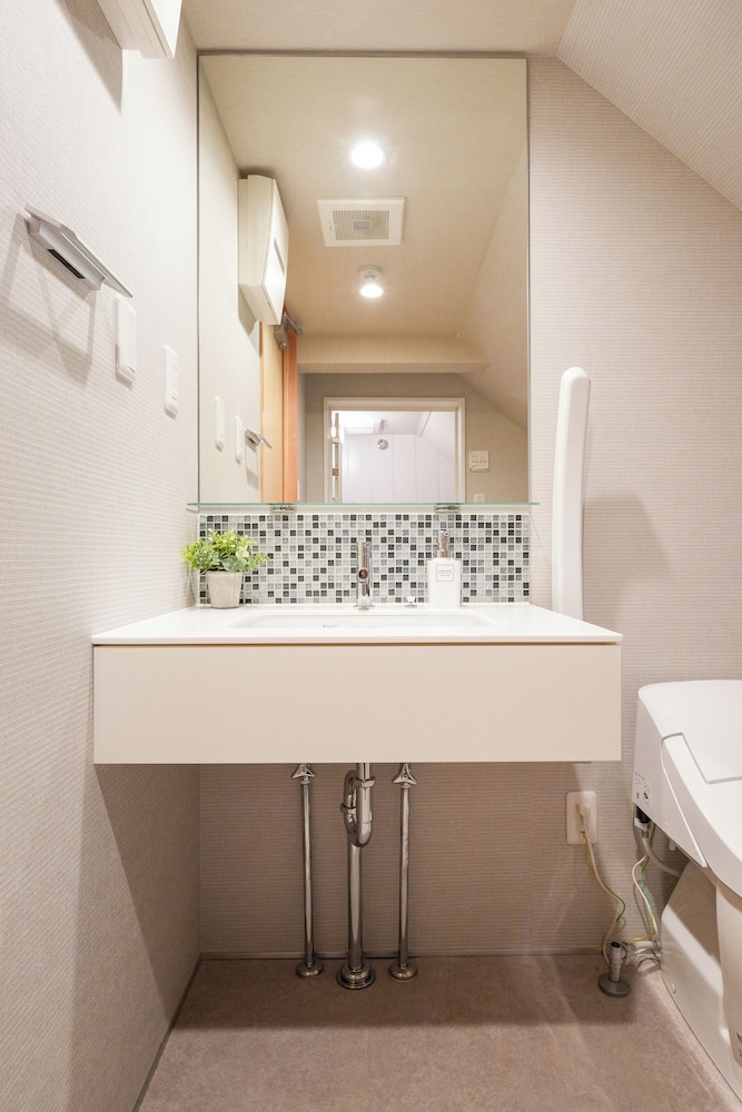 ファミリー アパートメント 車椅子で利用可能な浴槽 キッチン (402) バスルーム3 | Seed INN Haneda Terrace