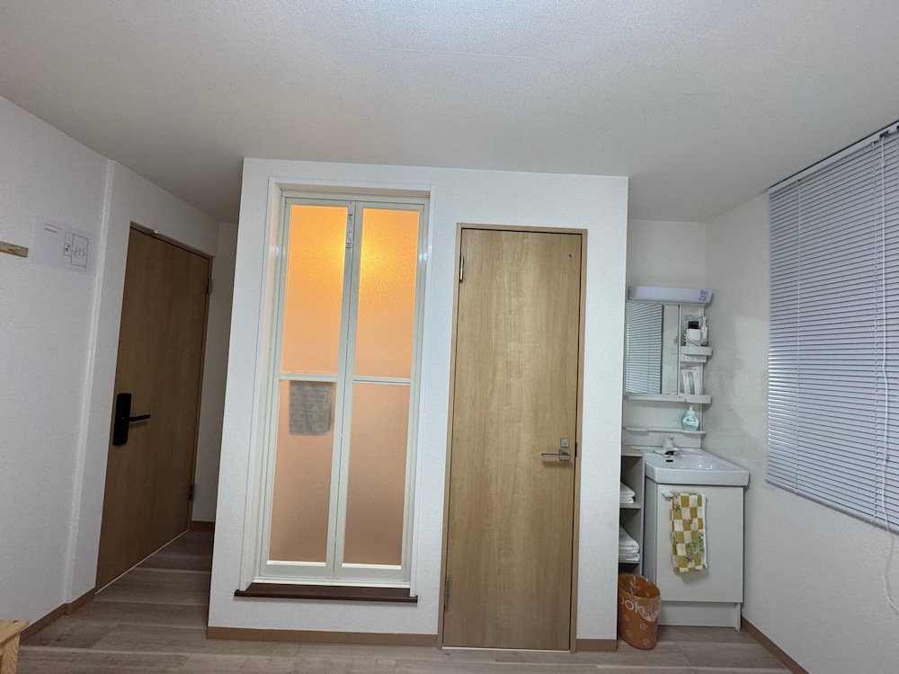 エコノミー ダブルルーム 禁煙 バスルーム2 | IPPAKU 一泊