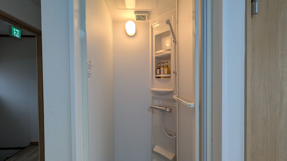 エコノミー ダブルルーム 禁煙 バスルーム1 | IPPAKU 一泊