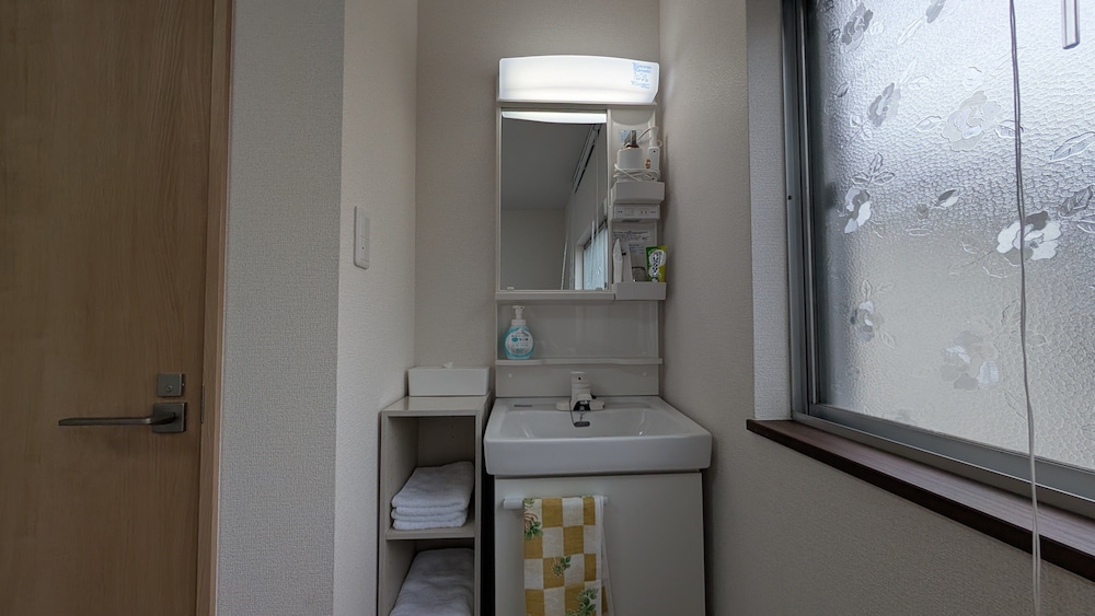 エコノミー ダブルルーム 禁煙 バスルーム3 | IPPAKU 一泊