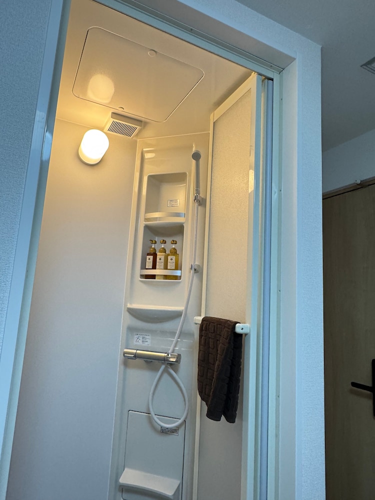 スタンダード ダブルルーム 禁煙 バルコニー バスルーム1 | IPPAKU 一泊