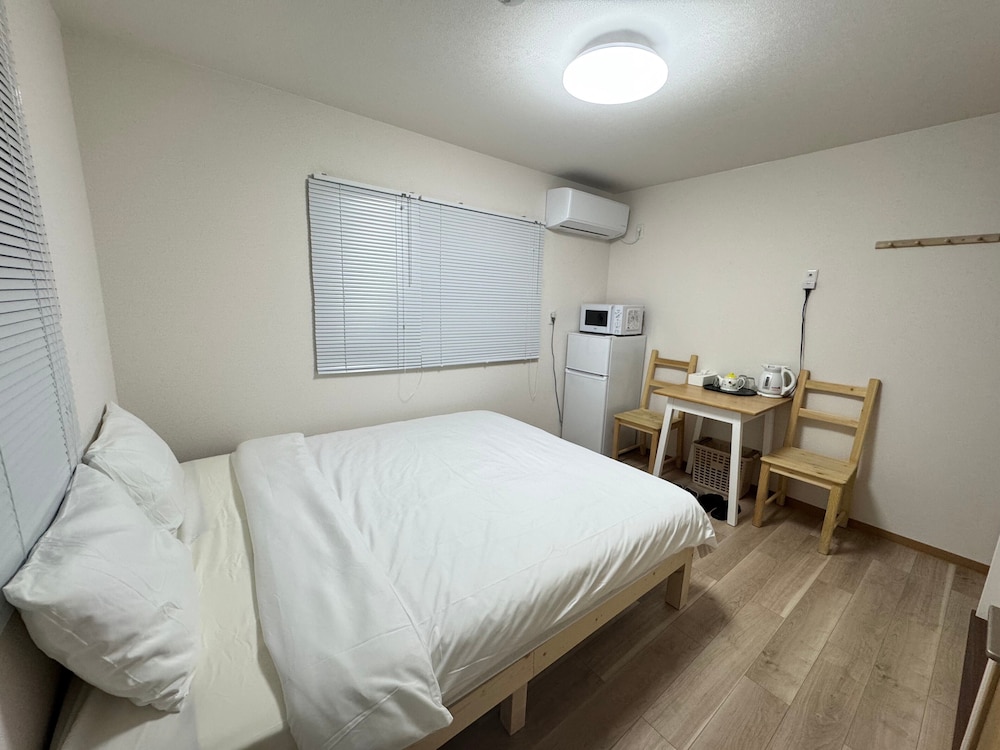 エコノミー ダブルルーム 禁煙 客室1 | IPPAKU 一泊