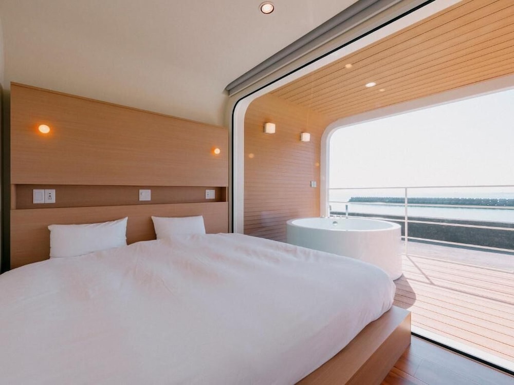 海眺望 露天ホットタブ付トレーラーN01/キング*2 (禁煙) 客室5 | THOUSAND　GARDEN　TARUMIZU