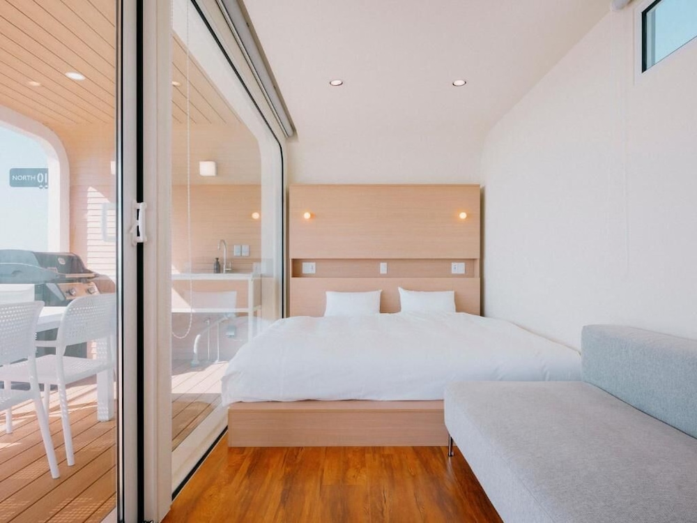 海眺望 露天風呂付トレーラーS01/シングル*4 (禁煙) 客室5 | THOUSAND　GARDEN　TARUMIZU