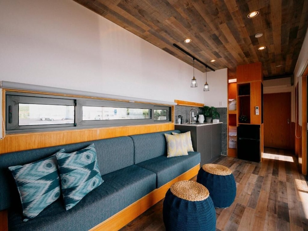 海眺望 露天風呂付トレーラーS01/シングル*4 (禁煙) リビング エリア1 | THOUSAND　GARDEN　TARUMIZU