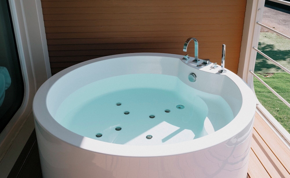 海眺望 露天ホットタブ付トレーラーN01/キング*2 (禁煙) バスルーム0 | THOUSAND　GARDEN　TARUMIZU