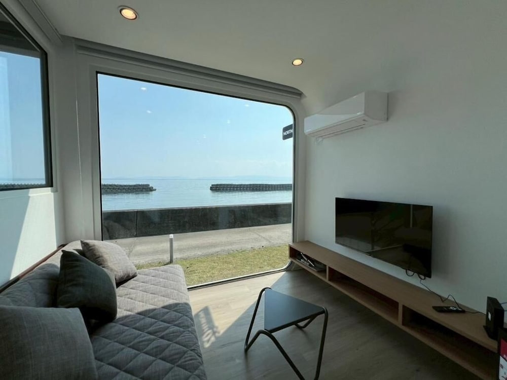 海眺望 露天ホットタブ付トレーラーN02/シングル*2 (禁煙) リビング エリア0 | THOUSAND　GARDEN　TARUMIZU