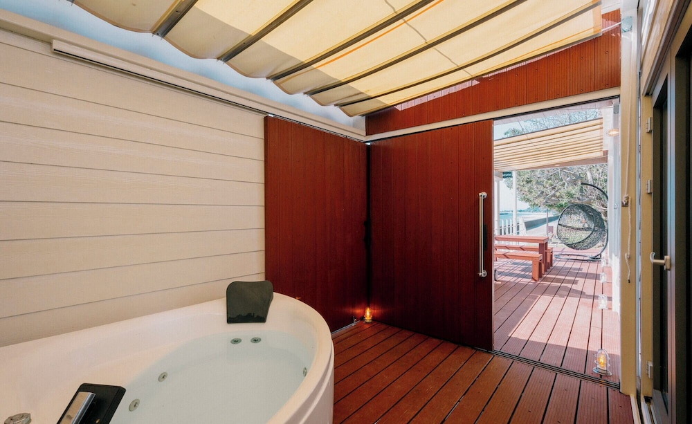 海眺望 露天風呂付トレーラーS01/シングル*4 (禁煙) バスルーム2 | THOUSAND　GARDEN　TARUMIZU