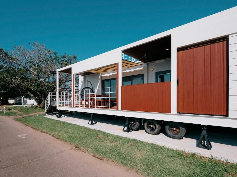 海眺望 露天風呂付トレーラーS01/シングル*4 (禁煙) 客室2 | THOUSAND　GARDEN　TARUMIZU