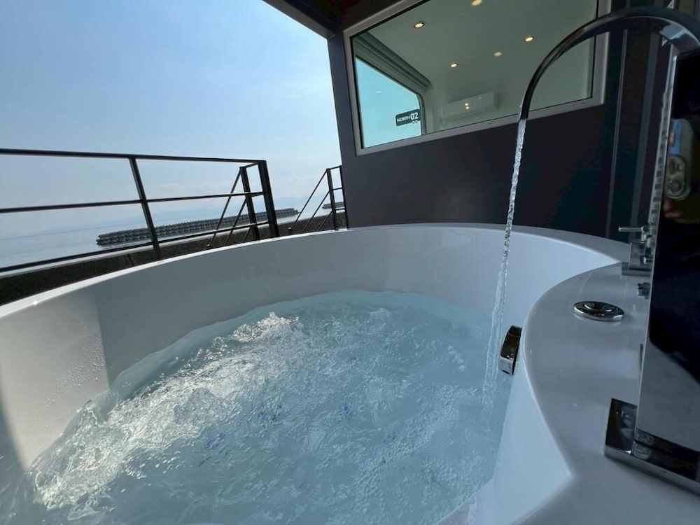 海眺望 露天ホットタブ付トレーラーN02/シングル*2 (禁煙) バスルーム0 | THOUSAND　GARDEN　TARUMIZU