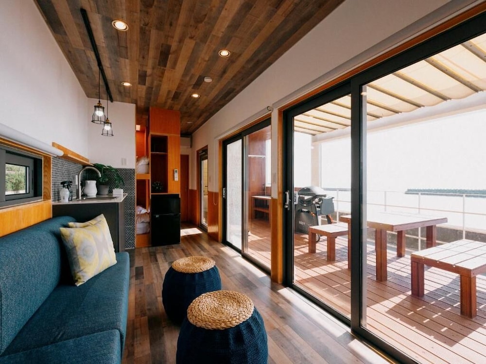 海眺望 露天風呂付トレーラーS01/シングル*4 (禁煙) リビング エリア0 | THOUSAND　GARDEN　TARUMIZU