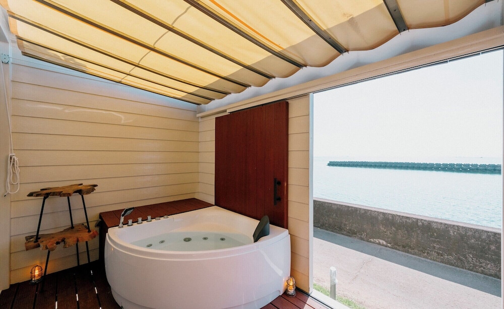 海眺望 露天風呂付トレーラーS01/シングル*4 (禁煙) バスルーム1 | THOUSAND　GARDEN　TARUMIZU