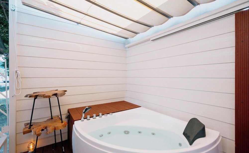 海眺望 露天風呂付トレーラーS01/シングル*4 (禁煙) バスルーム0 | THOUSAND　GARDEN　TARUMIZU