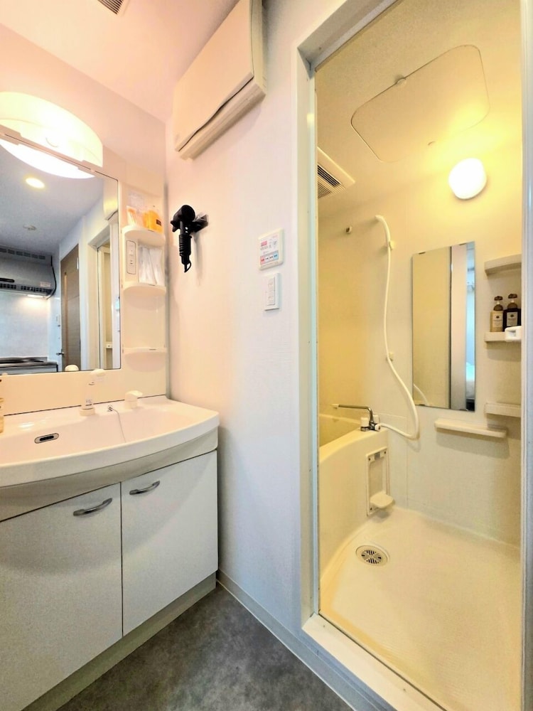 コンフォート トリプルルーム バルコニー シティビュー バスルーム1 | Hotel Arashi nihombashi No006