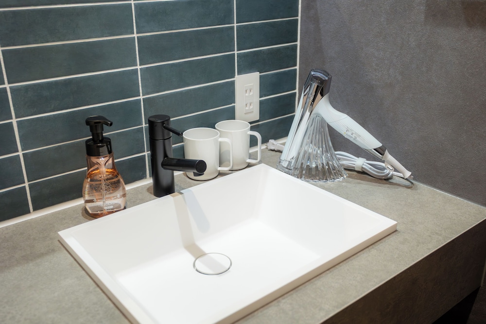 デラックス トリプルルーム 禁煙 バルコニー バスルーム1 | THE NINE STATES HOTEL TOJINMACHI