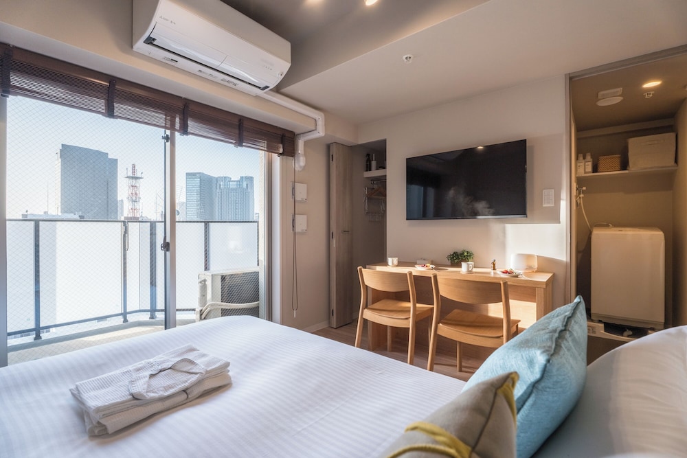 デラックス ダブルルーム ダブルベッド 1 台 バルコニー シティビュー | エスリードホテル難波イースト