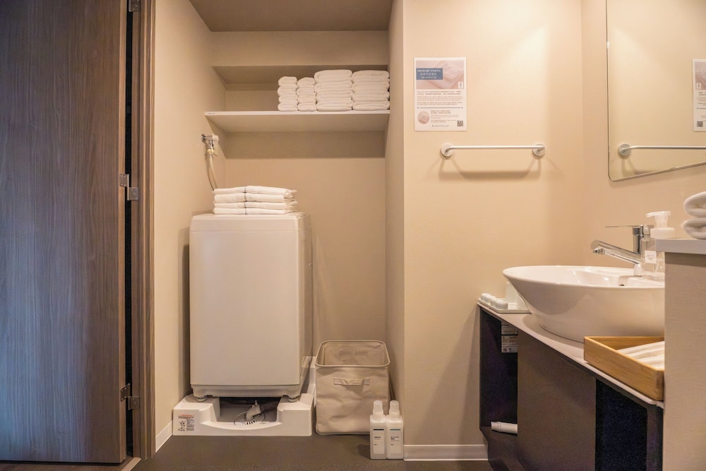 シグネチャー ツインルーム ダブルベッド 2 台 バルコニー シティビュー バスルームのシンク1 | エスリードホテル難波イースト